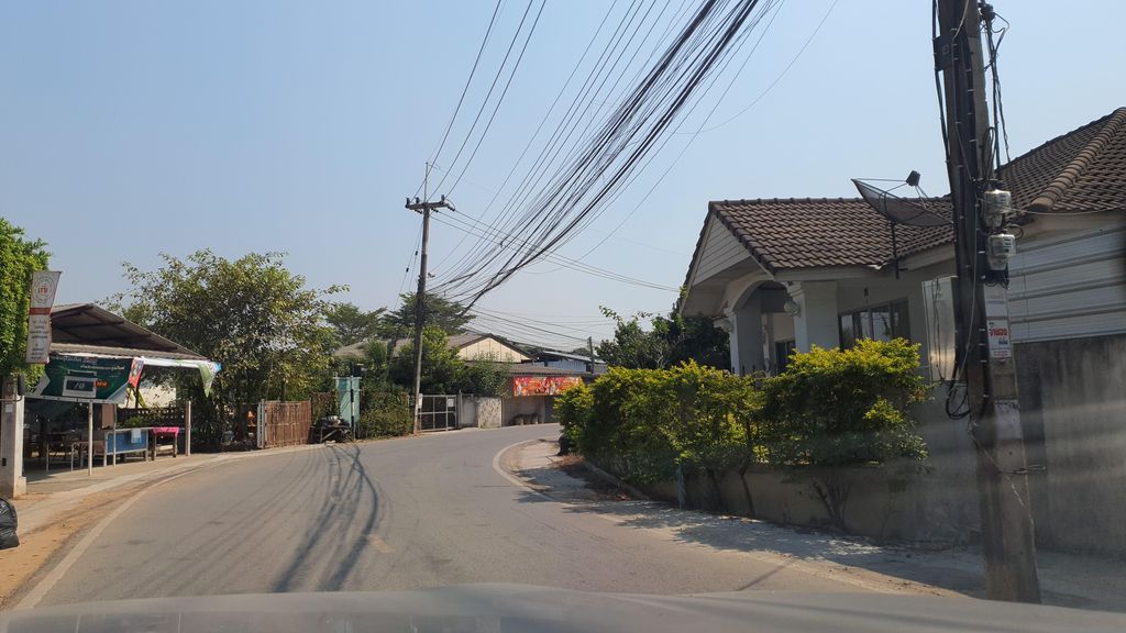 ภาพถนนตรงที่ นิยมพานิชสันผักหวาน ตั้งอยู่ ถ่ายโดย jrcarlsen พ.ศ. 2566 (2023) · A street-level view of where นิยมพานิชสันผักหวาน · Niimaphanit San Phakwan stands, by jrcarlsen in 2566 (2023)