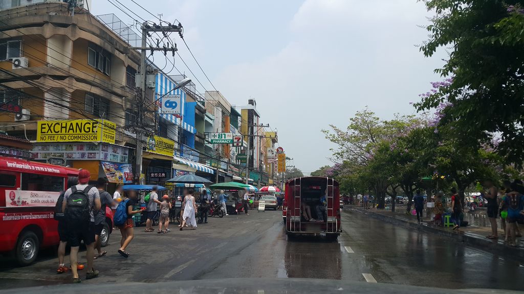 ภาพถนนตรงที่ สวนมิตรชิดชัย ตั้งอยู่ ถ่ายโดย jrcarlsen พ.ศ. 2560 (2017) · A street-level view of where สวนมิตรชิดชัย · Mit Chit Chai Garden stands, by jrcarlsen in 2560 (2017)