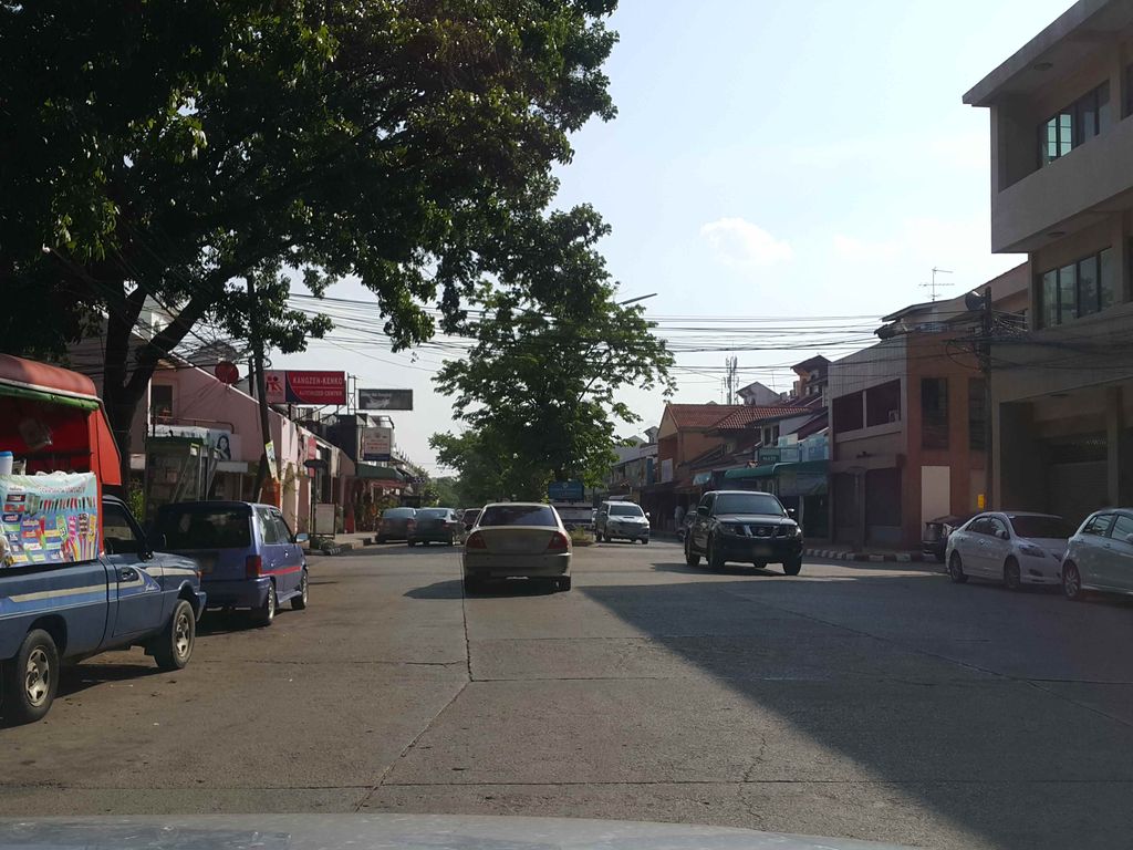 ภาพถนนตรงที่ ข้าวเหนียวสมุนไพรน้องบัตเตอร? ตั้งอยู่ ถ่ายโดย jrcarlsen พ.ศ. 2558 (2015) · A street-level view of where ข้าวเหนียวสมุนไพรน้องบัตเตอร? · Khaoniao Samunphrai Nong Battoen? stands, by jrcarlsen in 2558 (2015)