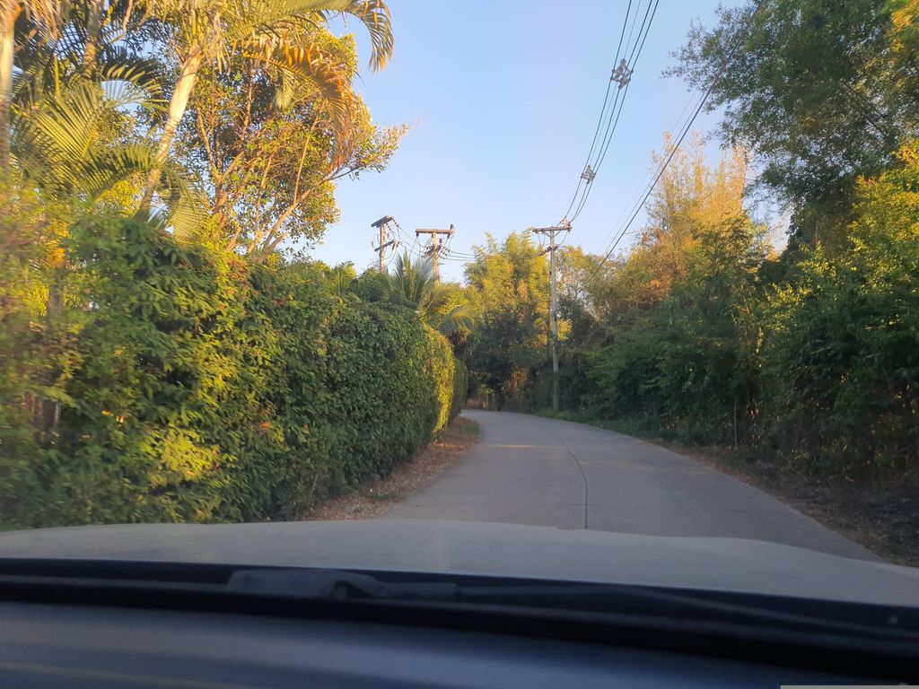 ภาพถนนตรงที่ Thailand Treks Chiang Mai ตั้งอยู่ ถ่ายโดย jrcarlsen พ.ศ. 2567 (2024) · A street-level view of where Thailand Treks Chiang Mai stands, by jrcarlsen in 2567 (2024)