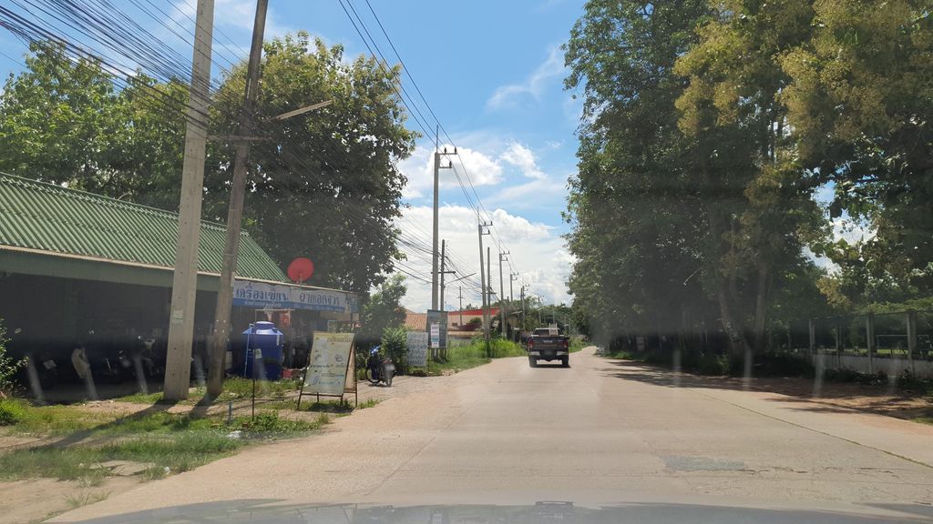 ภาพถนนตรงที่ Chiang Mai Sports School ตั้งอยู่ ถ่ายโดย jrcarlsen พ.ศ. 2564 (2021) · A street-level view of where Chiang Mai Sports School stands, by jrcarlsen in 2564 (2021)