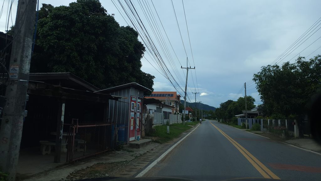 ภาพถนนตรงที่ บ้านสวนลุงมุด-ป้านิ ตั้งอยู่ ถ่ายโดย jrcarlsen พ.ศ. 2563 (2020) · A street-level view of where บ้านสวนลุงมุด-ป้านิ · Ban Suan Lung Mut-pani stands, by jrcarlsen in 2563 (2020)