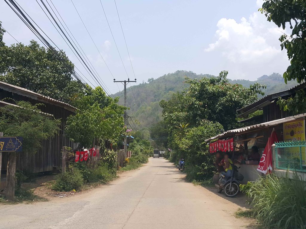 ภาพถนนตรงที่ ร้านสามแยก ตั้งอยู่ ถ่ายโดย jrcarlsen พ.ศ. 2558 (2015) · A street-level view of where ร้านสามแยก · Ran Samyaek stands, by jrcarlsen in 2558 (2015)