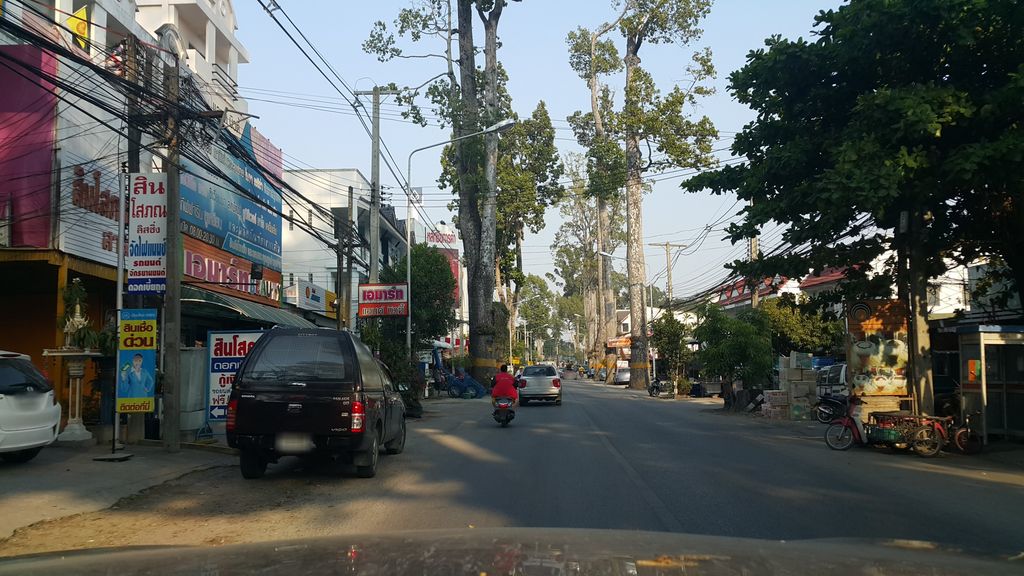ภาพถนนตรงที่ ร้าน แสงหล้า บิวตี้ ตั้งอยู่ ถ่ายโดย jrcarlsen พ.ศ. 2559 (2016) · A street-level view of where ร้าน แสงหล้า บิวตี้ · Ran Saeng La Beauty stands, by jrcarlsen in 2559 (2016)