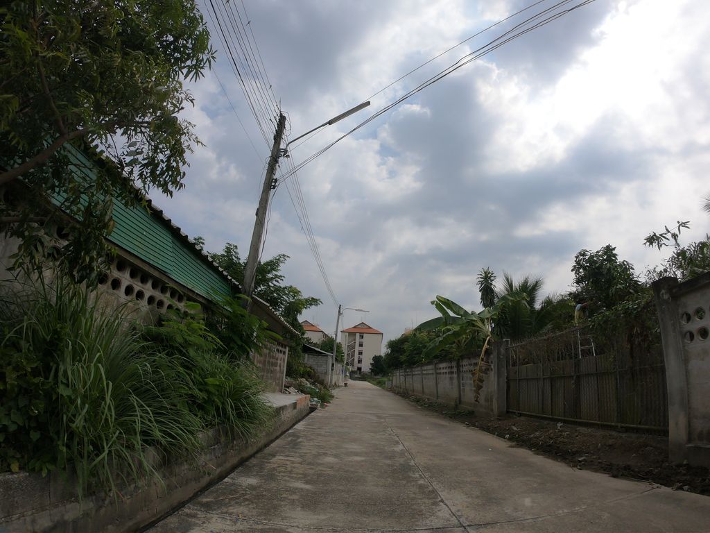 ภาพถนนตรงที่ ไอศครีมป่าแดด ตั้งอยู่ ถ่ายโดย chanuwath_grab พ.ศ. 2562 (2019) · A street-level view of where ไอศครีมป่าแดด · Aisakhrim Pa Daet stands, by chanuwath_grab in 2562 (2019)