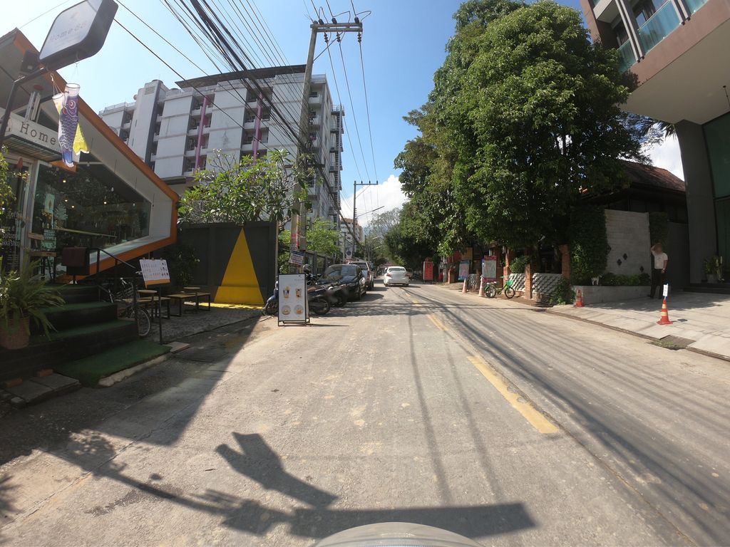 ภาพถนนตรงที่ De Chai Oriental Nimman ตั้งอยู่ ถ่ายโดย chanuwath_grab พ.ศ. 2562 (2019) · A street-level view of where De Chai Oriental Nimman stands, by chanuwath_grab in 2562 (2019)