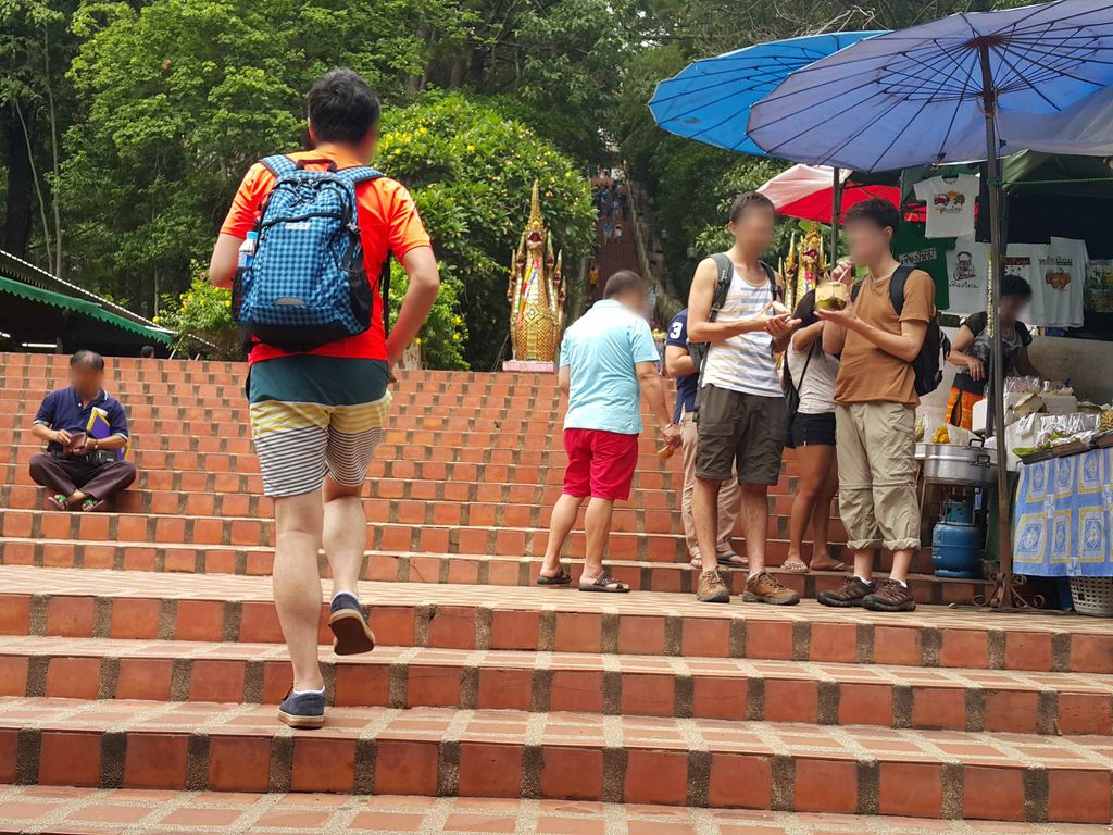 ภาพถนนตรงที่ Ing Doi Cafe ตั้งอยู่ ถ่ายโดย jrcarlsen พ.ศ. 2558 (2015) · A street-level view of where Ing Doi Cafe stands, by jrcarlsen in 2558 (2015)