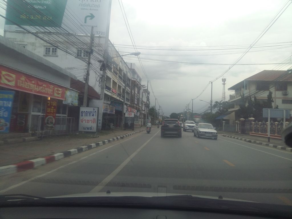 ภาพถนนตรงที่ ร้านทานละดี ผลไม้สด ตั้งอยู่ ถ่ายโดย noochjaree พ.ศ. 2561 (2018) · A street-level view of where ร้านทานละดี ผลไม้สด · Ran Than La Di Phlamaisot stands, by noochjaree in 2561 (2018)