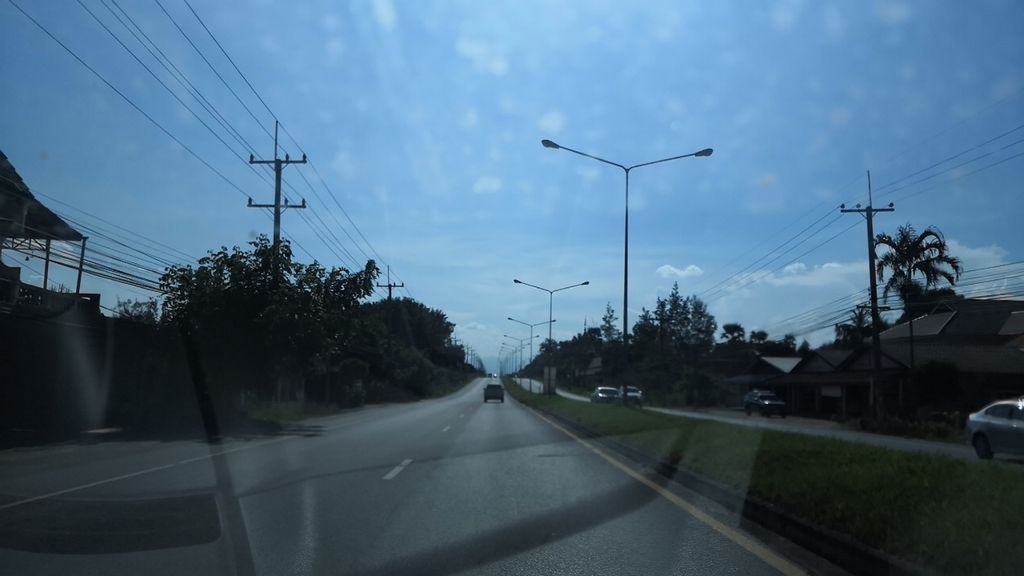 ภาพถนนตรงที่ เอราวัณสามเศียร คอนสตรัคชั่น ตั้งอยู่ ถ่ายโดย charlesano พ.ศ. 2561 (2018) · A street-level view of where เอราวัณสามเศียร คอนสตรัคชั่น · Eraona Sam Sian Construction stands, by charlesano in 2561 (2018)