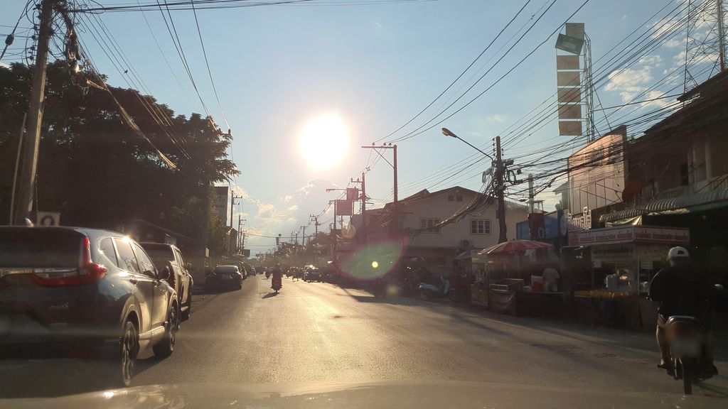 ภาพถนนตรงที่ ห้างทองสินไพศาล ดอยสะเก็ด ตั้งอยู่ ถ่ายโดย jrcarlsen พ.ศ. 2564 (2021) · A street-level view of where ห้างทองสินไพศาล ดอยสะเก็ด · Hangthong Sin Phaisan Doi Saket stands, by jrcarlsen in 2564 (2021)