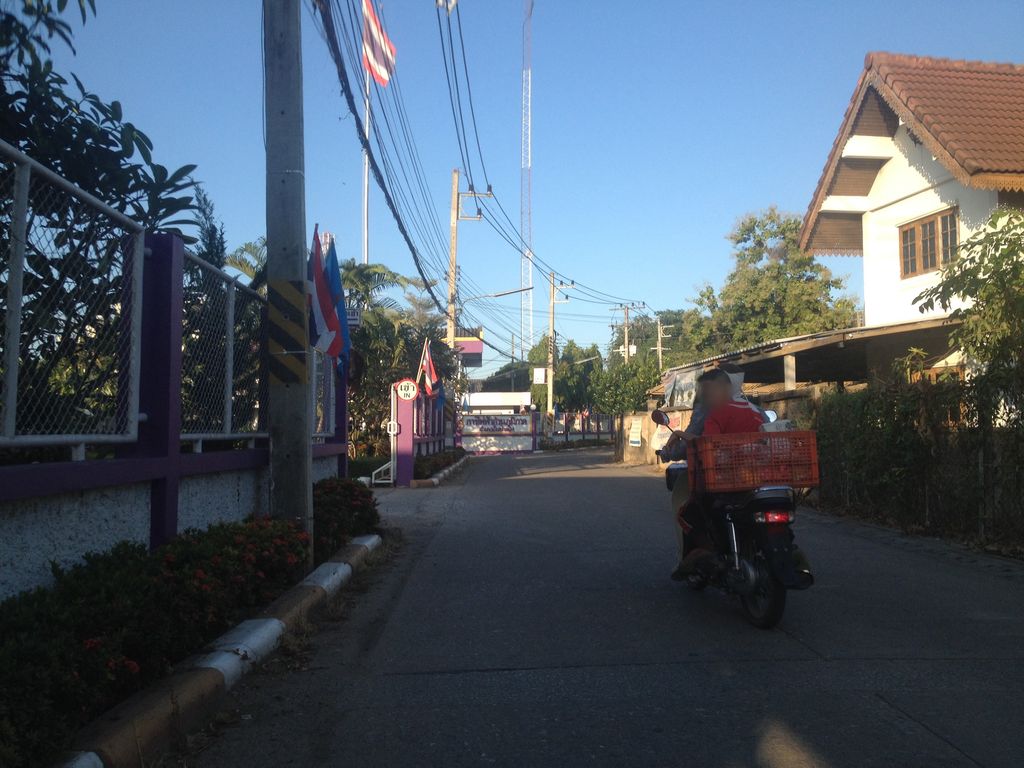 ภาพถนนตรงที่ สุรพลพานิชฮอด ร้านยางรถยนต์ ตั้งอยู่ ถ่ายโดย jimwatana พ.ศ. 2558 (2015) · A street-level view of where สุรพลพานิชฮอด ร้านยางรถยนต์ · Sunphon Phanit Hot Ran Yang Rathayon stands, by jimwatana in 2558 (2015)