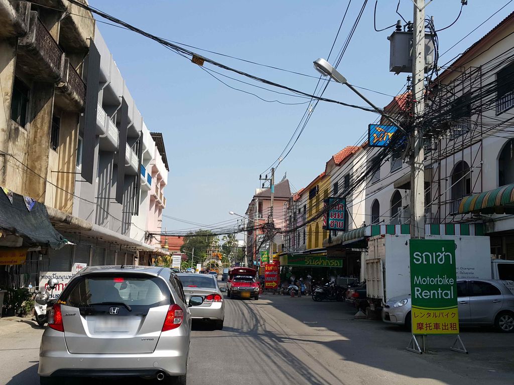 ภาพถนนตรงที่ ฟ้ารุ่ง ขนส่ง ตั้งอยู่ ถ่ายโดย jrcarlsen พ.ศ. 2558 (2015) · A street-level view of where ฟ้ารุ่ง ขนส่ง · Farung Khanasong stands, by jrcarlsen in 2558 (2015)
