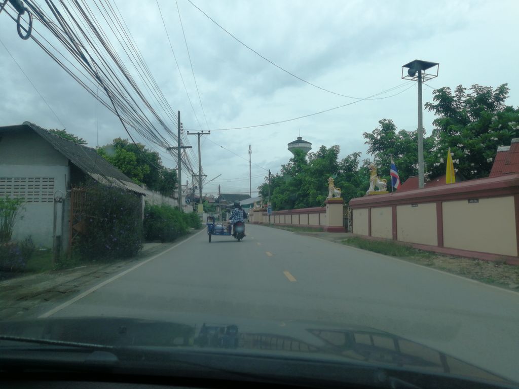 ภาพถนนตรงที่ วัดศรีอรุณ ตั้งอยู่ ถ่ายโดย chanon พ.ศ. 2561 (2018) · A street-level view of where วัดศรีอรุณ · Wat Si Arun stands, by chanon in 2561 (2018)
