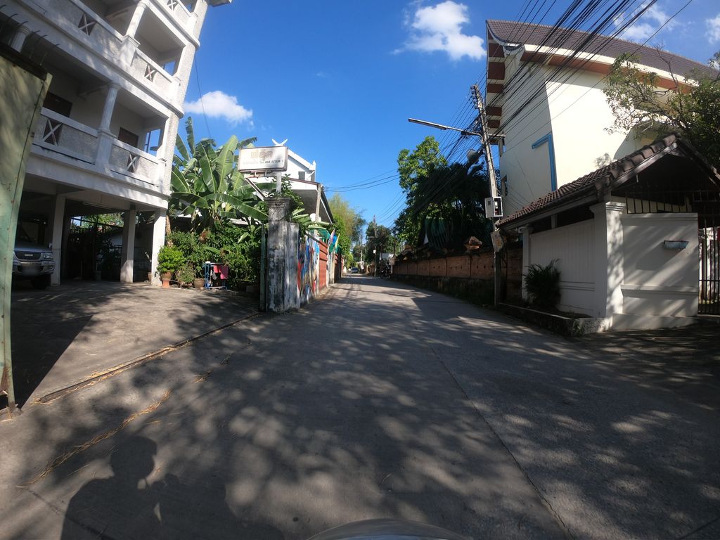 ภาพถนนตรงที่ คาเฟ่ บาร์ ตั้งอยู่ ถ่ายโดย chanuwath_grab พ.ศ. 2562 (2019) · A street-level view of where คาเฟ่ บาร์ · Café Bar stands, by chanuwath_grab in 2562 (2019)