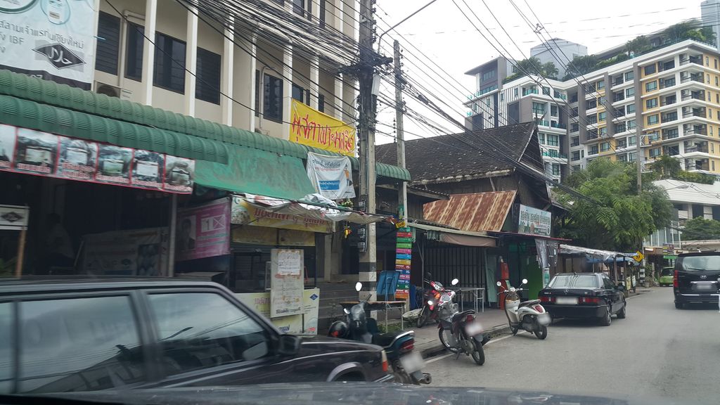 ภาพถนนตรงที่ Chiang Mai Mansion 2 ตั้งอยู่ ถ่ายโดย jrcarlsen พ.ศ. 2560 (2017) · A street-level view of where Chiang Mai Mansion 2 stands, by jrcarlsen in 2560 (2017)