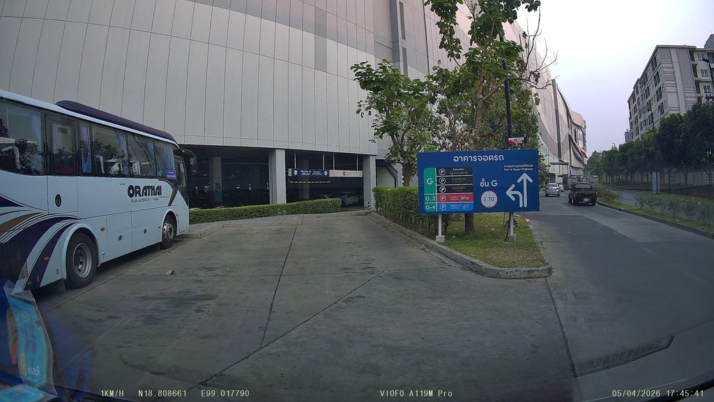 ภาพถนนตรงที่ Hot Shot Studio ตั้งอยู่ ถ่ายโดย ThailandCambodia พ.ศ. 2569 (2026) · A street-level view of where Hot Shot Studio stands, by ThailandCambodia in 2569 (2026)