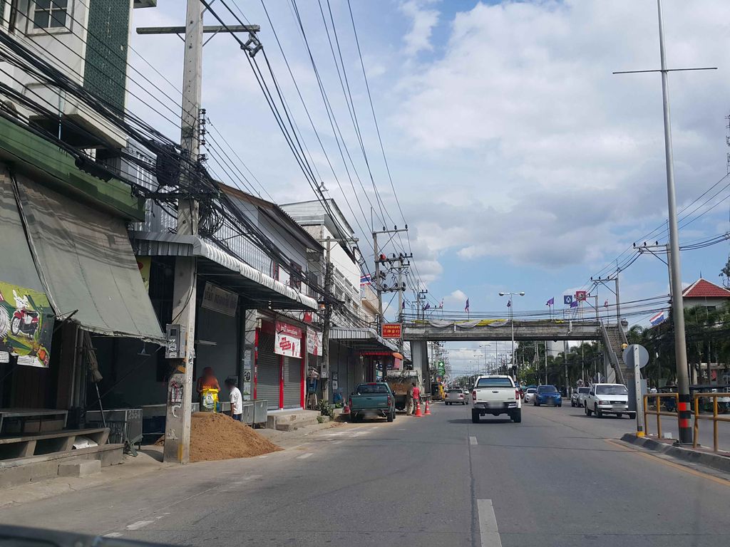 ภาพถนนตรงที่ สมหวัง เงินสั่งได้ ตั้งอยู่ ถ่ายโดย jrcarlsen พ.ศ. 2558 (2015) · A street-level view of where สมหวัง เงินสั่งได้ · Somwang Ngoen Sang Dai stands, by jrcarlsen in 2558 (2015)