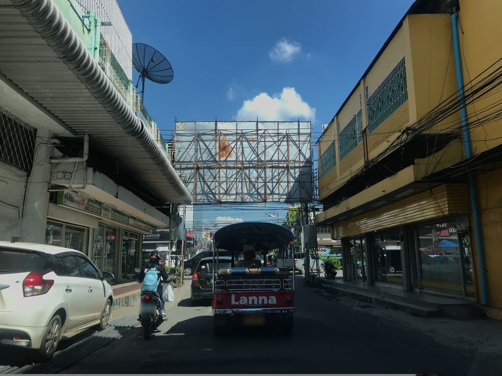 ภาพถนนตรงที่ เตี๋ยวเหลาตุ๋น ตั้งอยู่ ถ่ายโดย prasert พ.ศ. 2561 (2018) · A street-level view of where เตี๋ยวเหลาตุ๋น · Tiao Lao Tun stands, by prasert in 2561 (2018)