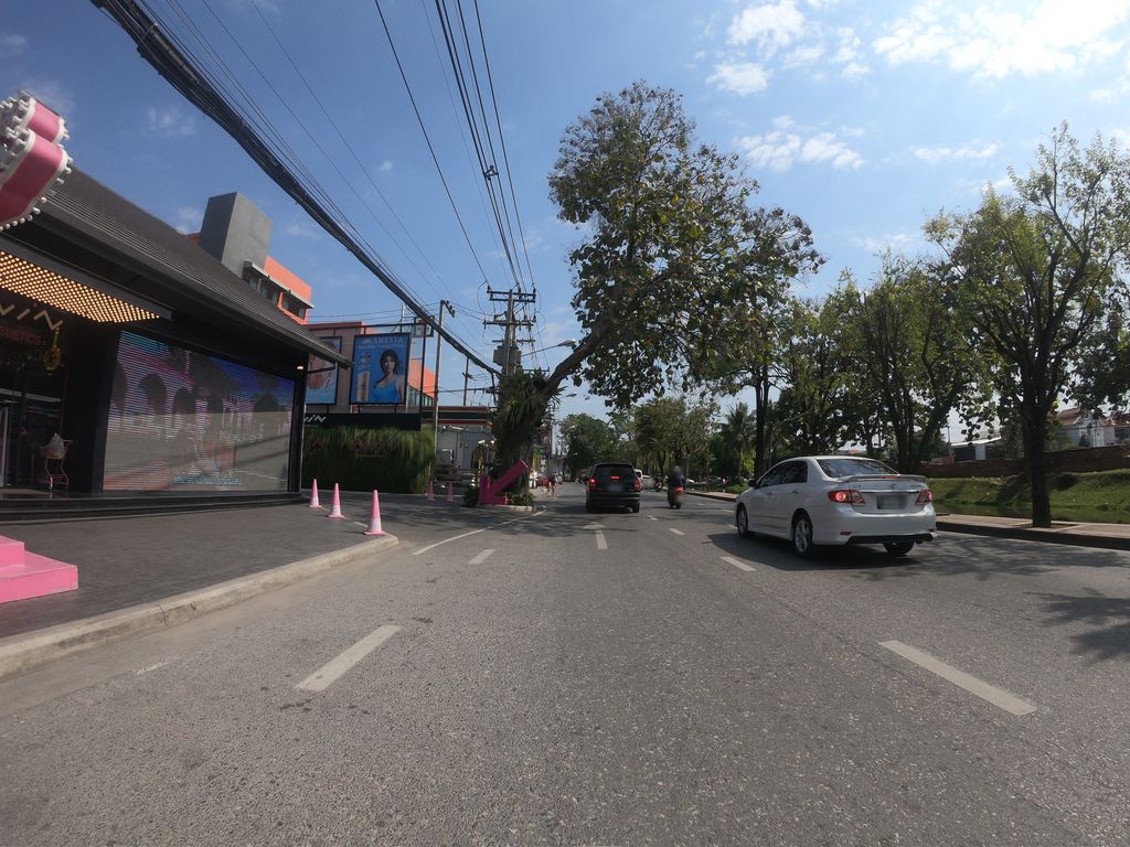 ภาพถนนตรงที่ Win Cosmetics Hualin Corner ตั้งอยู่ ถ่ายโดย chanuwath_grab พ.ศ. 2562 (2019) · A street-level view of where Win Cosmetics Hualin Corner stands, by chanuwath_grab in 2562 (2019)