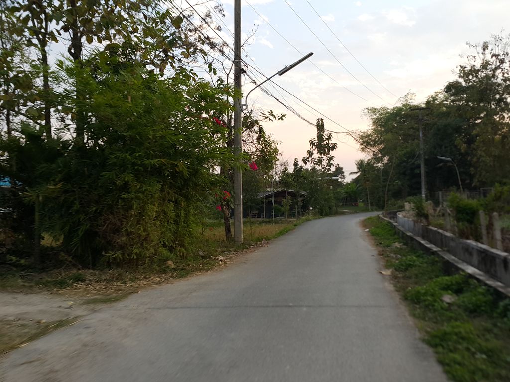 ภาพถนนตรงที่ แม่เจ้าวุ้นมะพร้าว ตั้งอยู่ ถ่ายโดย jrcarlsen พ.ศ. 2558 (2015) · A street-level view of where แม่เจ้าวุ้นมะพร้าว · Mae Chao Wun Maphrao stands, by jrcarlsen in 2558 (2015)