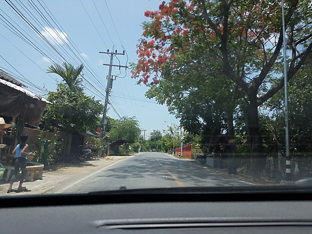 ภาพถนนตรงที่ กิ๋น ลำ 20 ซาวบาท ตั้งอยู่ ถ่ายโดย ekkarin พ.ศ. 2561 (2018) · A street-level view of where กิ๋น ลำ 20 ซาวบาท · Kin Lam 20 Saobat stands, by ekkarin in 2561 (2018)