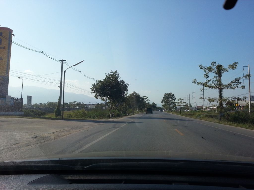 ภาพถนนตรงที่ ส้มตำปลาร้าไท ตั้งอยู่ ถ่ายโดย mishari พ.ศ. 2558 (2015) · A street-level view of where ส้มตำปลาร้าไท · Som Tam Plara Thai stands, by mishari in 2558 (2015)