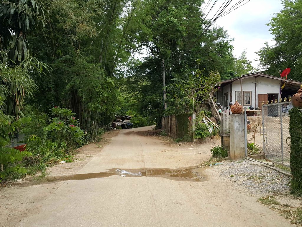 ภาพถนนตรงที่ บ้านปงใต้ ตั้งอยู่ ถ่ายโดย jrcarlsen พ.ศ. 2558 (2015) · A street-level view of where บ้านปงใต้ · Ban Pong Tai stands, by jrcarlsen in 2558 (2015)