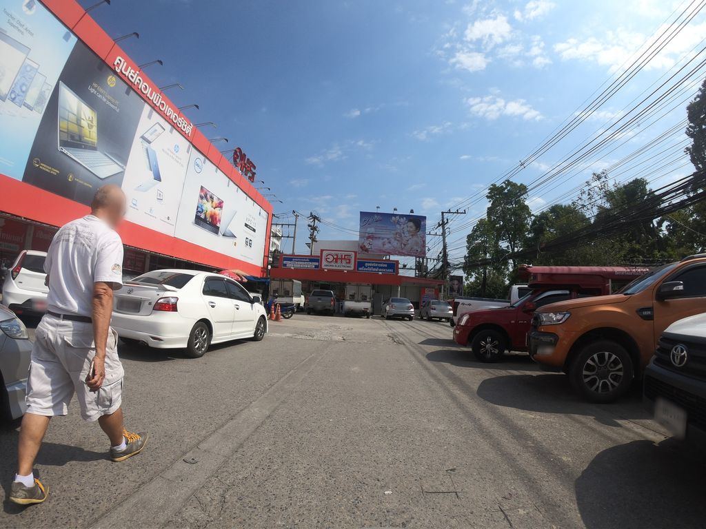 ภาพถนนตรงที่ OKER SHOP Chiangmai ตั้งอยู่ ถ่ายโดย chanuwath_grab พ.ศ. 2562 (2019) · A street-level view of where OKER SHOP Chiangmai stands, by chanuwath_grab in 2562 (2019)