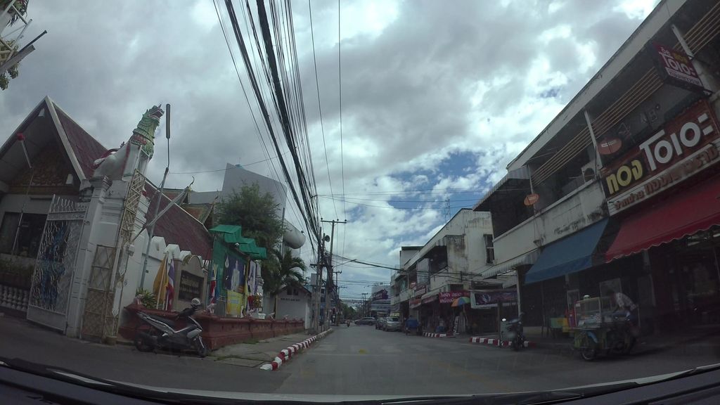 ภาพถนนตรงที่ ร้านก๋วยเตี๋ยวแดงโอชา ตั้งอยู่ ถ่ายโดย kaart_3 พ.ศ. 2562 (2019) · A street-level view of where ร้านก๋วยเตี๋ยวแดงโอชา · Ran Kuaitiao Daengocha stands, by kaart_3 in 2562 (2019)