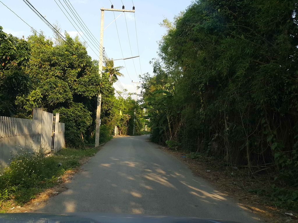 ภาพถนนตรงที่ ลาภคำแก้ว ตั้งอยู่ ถ่ายโดย jrcarlsen พ.ศ. 2558 (2015) · A street-level view of where ลาภคำแก้ว · Lapkhamkwae stands, by jrcarlsen in 2558 (2015)