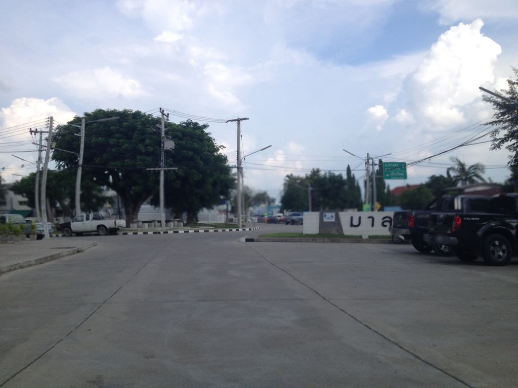 ภาพถนนตรงที่ CMRich ตั้งอยู่ ถ่ายโดย jimwatana พ.ศ. 2558 (2015) · A street-level view of where CMRich stands, by jimwatana in 2558 (2015)
