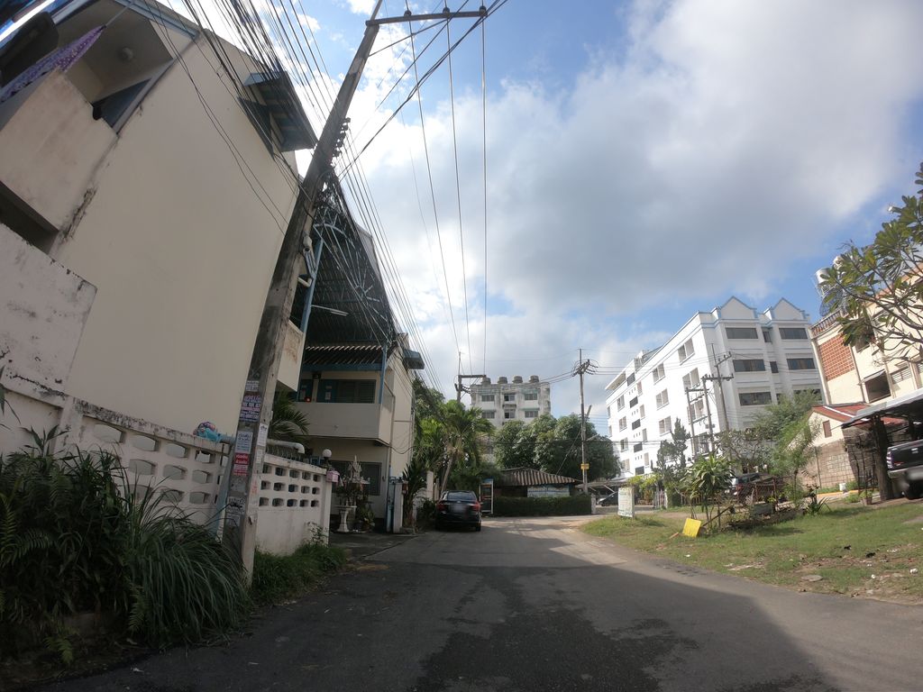 ภาพถนนตรงที่ Madugu Serviced Apartment ตั้งอยู่ ถ่ายโดย chanuwath_grab พ.ศ. 2562 (2019) · A street-level view of where Madugu Serviced Apartment stands, by chanuwath_grab in 2562 (2019)