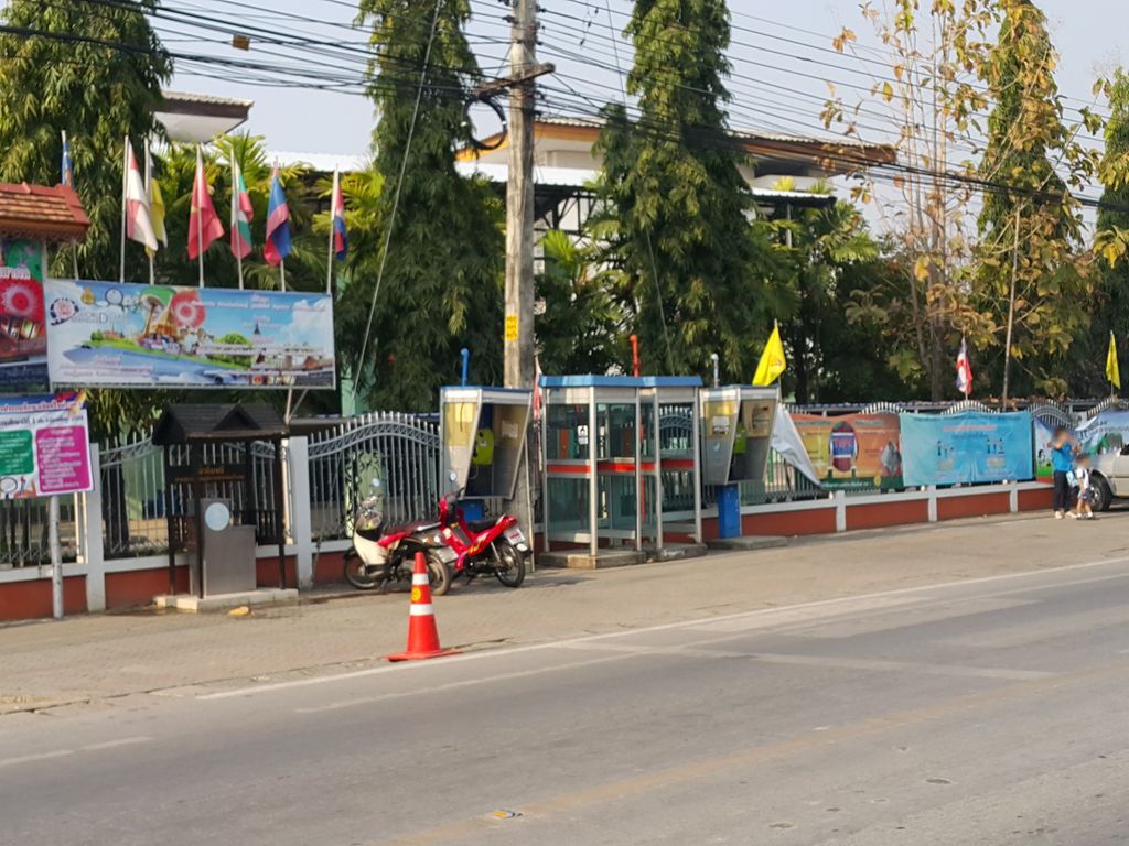ภาพถนนตรงที่ Preeda Motor Shop ตั้งอยู่ ถ่ายโดย jrcarlsen พ.ศ. 2559 (2016) · A street-level view of where Preeda Motor Shop stands, by jrcarlsen in 2559 (2016)