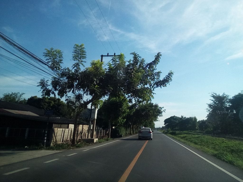 ภาพถนนตรงที่ สารภีไอซ์ ตั้งอยู่ ถ่ายโดย kyoko พ.ศ. 2561 (2018) · A street-level view of where สารภีไอซ์ · Saraphi Ice stands, by kyoko in 2561 (2018)