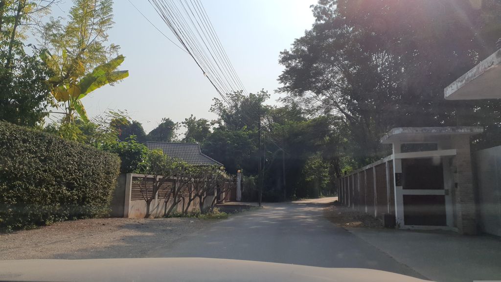 ภาพถนนตรงที่ อันจะกินวิลล่า ตั้งอยู่ ถ่ายโดย jrcarlsen พ.ศ. 2566 (2023) · A street-level view of where อันจะกินวิลล่า · An Cha Kin Villa stands, by jrcarlsen in 2566 (2023)