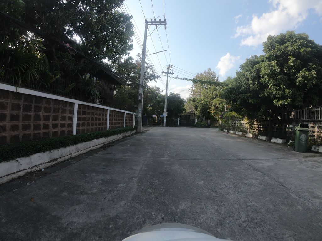 ภาพถนนตรงที่ เอนกายา พูลวิลล่า ตั้งอยู่ ถ่ายโดย chanuwath_grab พ.ศ. 2562 (2019) · A street-level view of where เอนกายา พูลวิลล่า · Enkai Pool Villa stands, by chanuwath_grab in 2562 (2019)