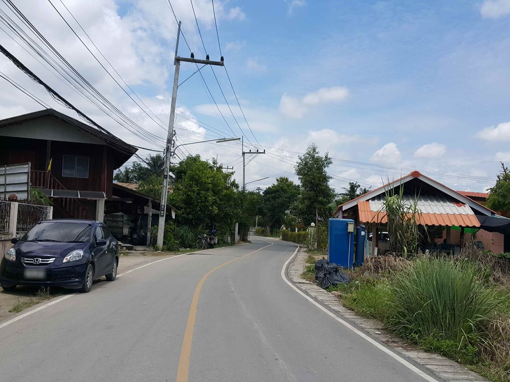 ภาพถนนตรงที่ ก๋วยเตี๋ยวจำเนียร ตั้งอยู่ ถ่ายโดย jrcarlsen พ.ศ. 2558 (2015) · A street-level view of where ก๋วยเตี๋ยวจำเนียร · Kuaitiao Cham Nian stands, by jrcarlsen in 2558 (2015)