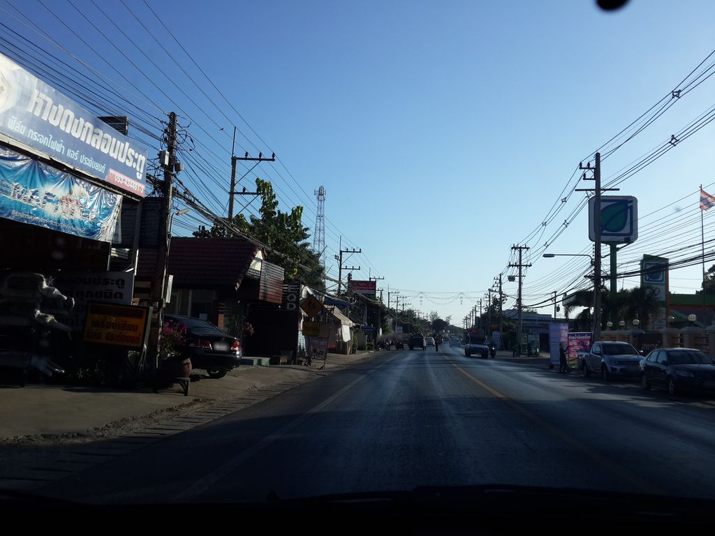 ภาพถนนตรงที่ ร้านทวีหางดง ตั้งอยู่ ถ่ายโดย mishari พ.ศ. 2557 (2014) · A street-level view of where ร้านทวีหางดง · Ran Thawi Hang Dong stands, by mishari in 2557 (2014)