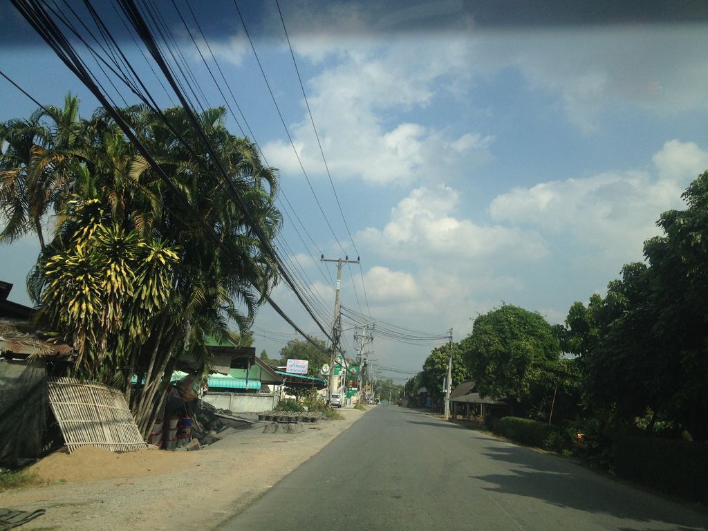 ภาพถนนตรงที่ สองพี่น้องหมูกะทะ ตั้งอยู่ ถ่ายโดย jimwatana พ.ศ. 2558 (2015) · A street-level view of where สองพี่น้องหมูกะทะ · Songphinong Mukatha stands, by jimwatana in 2558 (2015)