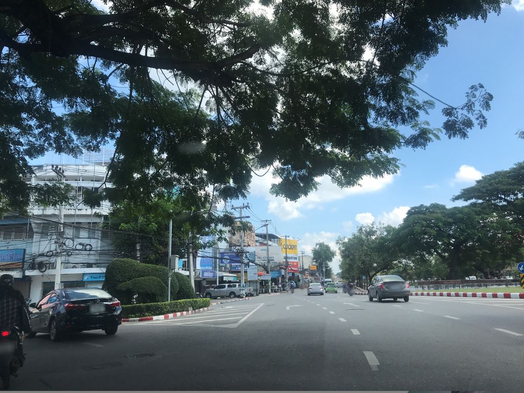 ภาพถนนตรงที่ ห้างทองจารุวัฒน์ Charuwat Gold Shop ตั้งอยู่ ถ่ายโดย prasert พ.ศ. 2561 (2018) · A street-level view of where ห้างทองจารุวัฒน์ Charuwat Gold Shop stands, by prasert in 2561 (2018)