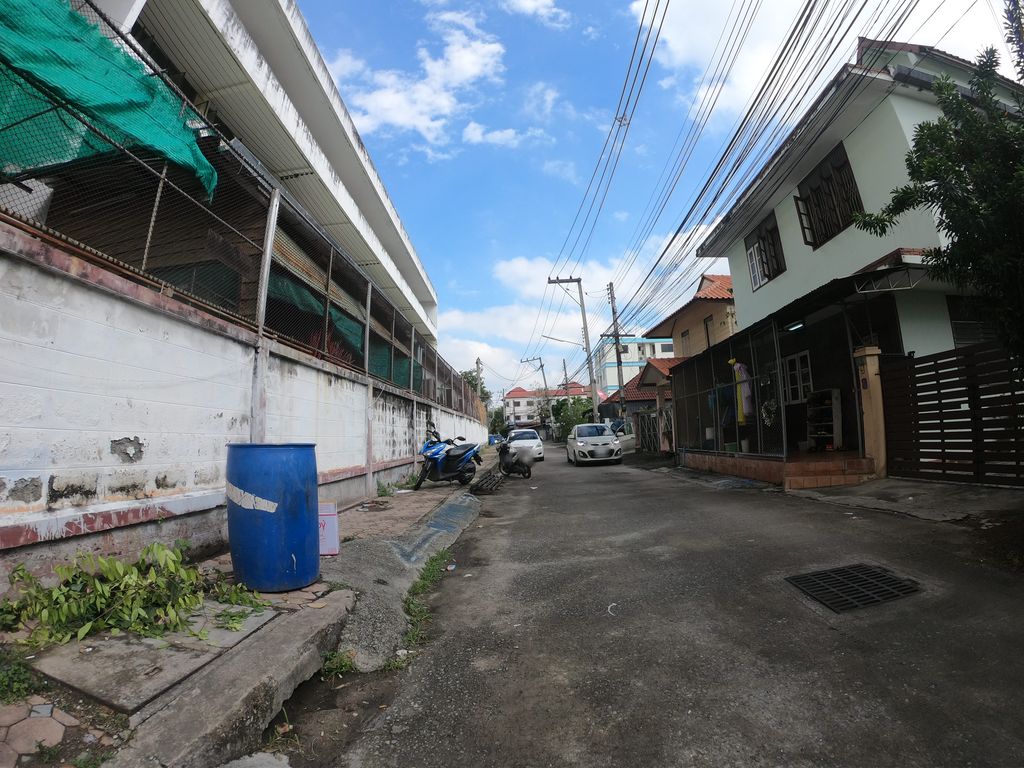 ภาพถนนตรงที่ สอนขายออนไลน์เชียงใหม่ ตัวต่อตัว สอนปฏิบัติจริง ขายได้แน่นอน ตั้งอยู่ ถ่ายโดย chanuwath_grab พ.ศ. 2562 (2019) · A street-level view of where สอนขายออนไลน์เชียงใหม่ ตัวต่อตัว สอนปฏิบัติจริง ขายได้แน่นอน · Son Khaionlai Chiang Mai Tuatatua Son Patibati Charing Khaidainaenon stands, by chanuwath_grab in 2562 (2019)