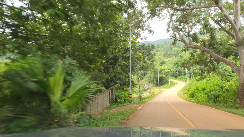 ภาพถนนตรงที่ สายน้ำวาง ตั้งอยู่ ถ่ายโดย jrcarlsen พ.ศ. 2564 (2021) · A street-level view of where สายน้ำวาง · Sainamwang stands, by jrcarlsen in 2564 (2021)