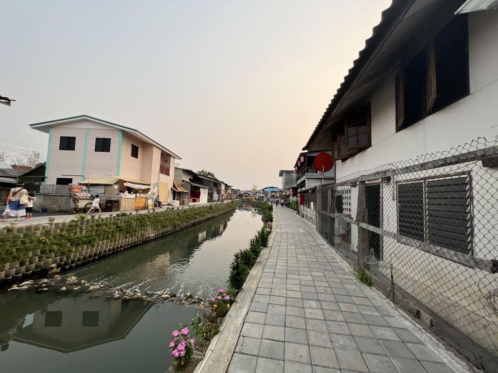 ภาพถนนตรงที่ SDCoconut Ice Cream ตั้งอยู่ ถ่ายโดย Junguin พ.ศ. 2566 (2023) · A street-level view of where SDCoconut Ice Cream stands, by Junguin in 2566 (2023)