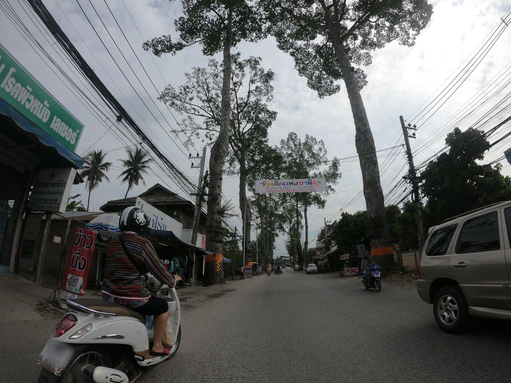 ภาพถนนตรงที่ โปรดปรานคลินิกเวชกรรม ตั้งอยู่ ถ่ายโดย chanuwath_grab พ.ศ. 2562 (2019) · A street-level view of where โปรดปรานคลินิกเวชกรรม · Pro Dop Ran Clinic Wetkrarom stands, by chanuwath_grab in 2562 (2019)