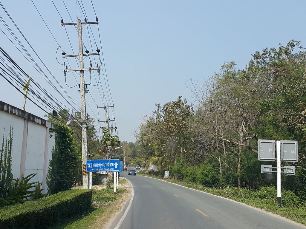 ภาพถนนตรงที่ หมูวีพี ตั้งอยู่ ถ่ายโดย jrcarlsen พ.ศ. 2559 (2016) · A street-level view of where หมูวีพี · Muwiphi stands, by jrcarlsen in 2559 (2016)
