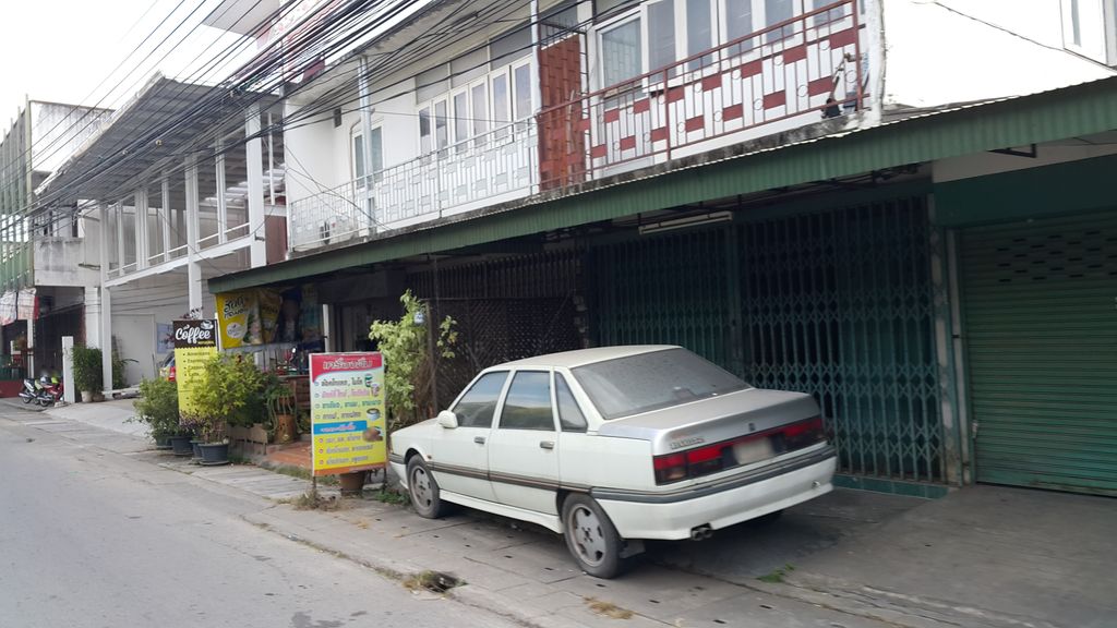 ภาพถนนตรงที่ ยูนิคอร์น เชียงใหม่ ตั้งอยู่ ถ่ายโดย jrcarlsen พ.ศ. 2559 (2016) · A street-level view of where ยูนิคอร์น เชียงใหม่ · Yunikon Chiang Mai stands, by jrcarlsen in 2559 (2016)