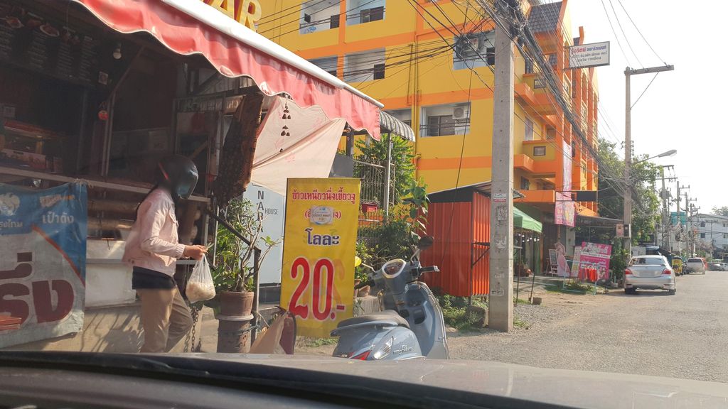 ภาพถนนตรงที่ ร้าน เจ้โอ กาดก้อม ตั้งอยู่ ถ่ายโดย jrcarlsen พ.ศ. 2565 (2022) · A street-level view of where ร้าน เจ้โอ กาดก้อม · Ran Cheo Kat Kom stands, by jrcarlsen in 2565 (2022)