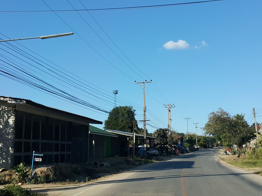 ภาพถนนตรงที่ ร้าน มีดี คาเฟ่ ตั้งอยู่ ถ่ายโดย jrcarlsen พ.ศ. 2558 (2015) · A street-level view of where ร้าน มีดี คาเฟ่ · Ran Midi Café stands, by jrcarlsen in 2558 (2015)