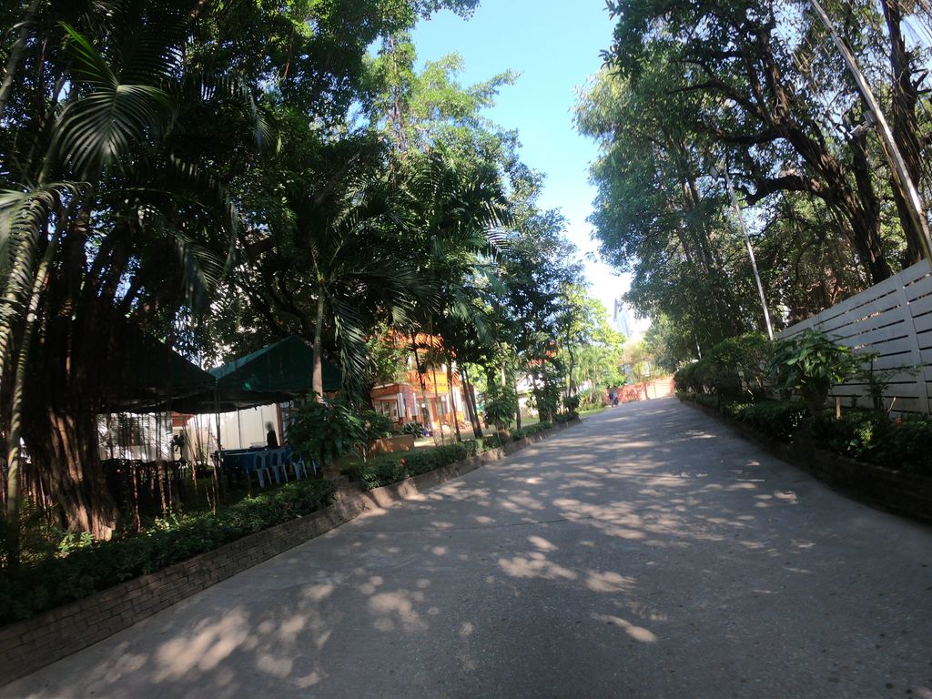 ภาพถนนตรงที่ Chiang Chom Temple (Wat Chedi Plong Pagoda) ตั้งอยู่ ถ่ายโดย chanuwath_grab พ.ศ. 2562 (2019) · A street-level view of where Chiang Chom Temple (Wat Chedi Plong Pagoda) stands, by chanuwath_grab in 2562 (2019)