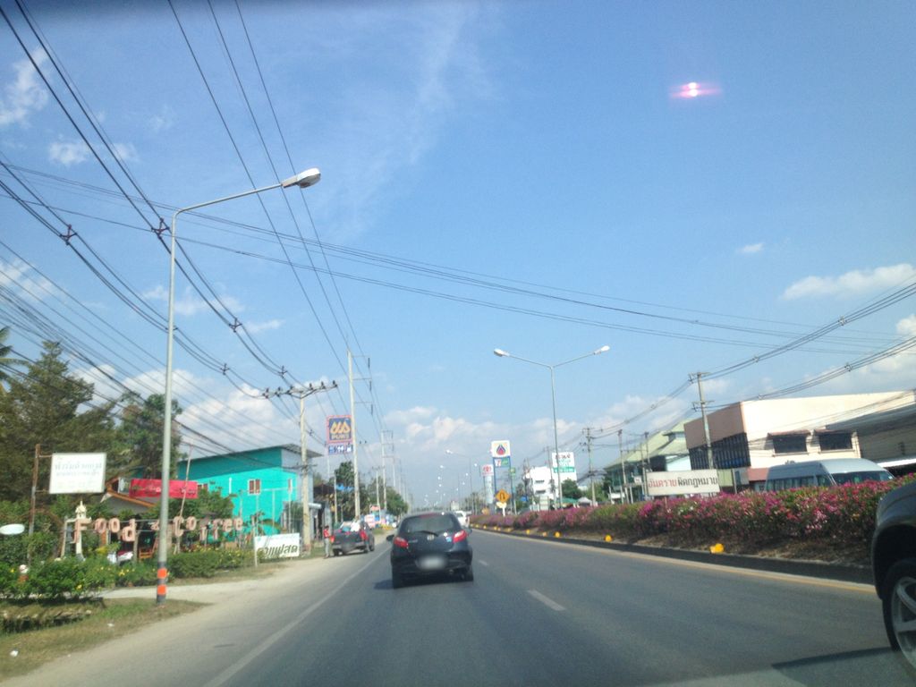 ภาพถนนตรงที่ ภู่พิสิฐพาณิชย์ ตั้งอยู่ ถ่ายโดย jimwatana พ.ศ. 2558 (2015) · A street-level view of where ภู่พิสิฐพาณิชย์ · Phuphisit Phanit stands, by jimwatana in 2558 (2015)